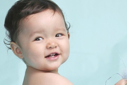 　相信大家都知道，孩子愈小，睡眠愈多。新生兒每天睡16~20小時。一個2歲孩子總共生活24個月，其中有13個月是在睡眠中度過的，所以對寶寶而言，睡眠是很重要的，因為寶寶睡眠充足的話，就能促進大腦功能的發育和發展，但是孩子晚上睡覺不好，