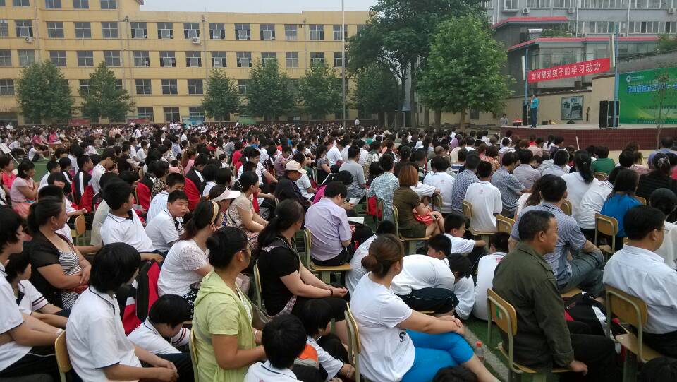 歐陽維建老師都能在報告中列舉了大量的案例，還與現(xiàn)場的家長和學(xué)生進(jìn)行互動。